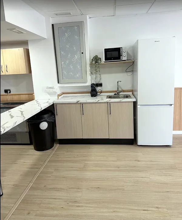 Office para las familias con nevera, microondas y fregadero