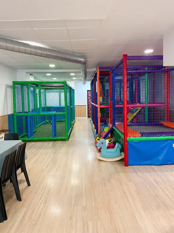 Sala principal con el parque de bolas, la cama elástica y el campo de fútbol