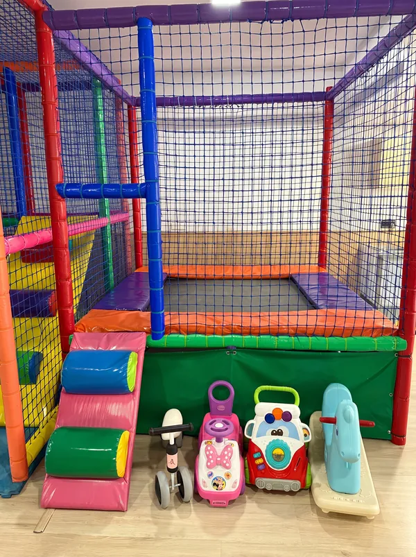 Cama elástica y parque de bolas con correpasillos para los más pequeños